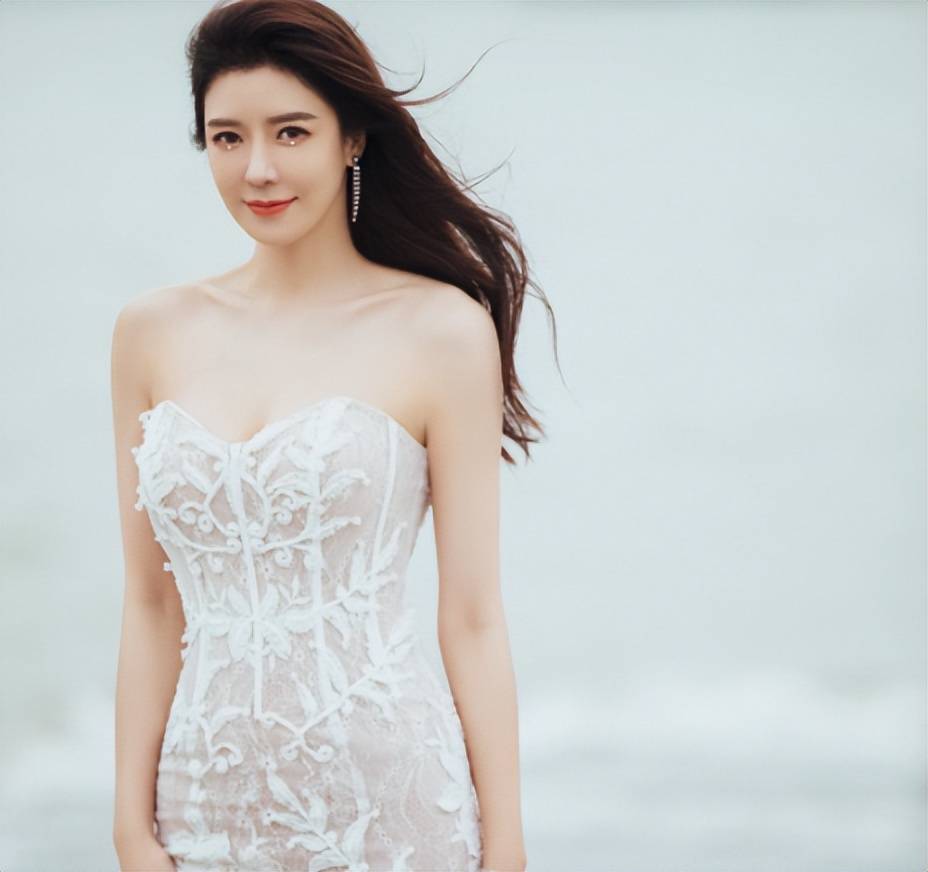 "宅男女神"周韦彤:自曝曾被一线男星欺骗,40岁与男网红恋爱?