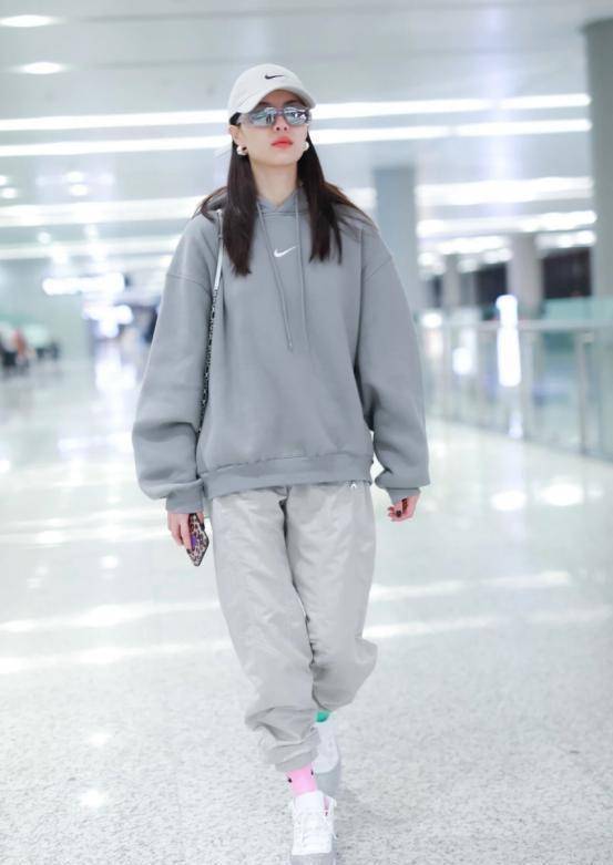 女明星这些显高显瘦的运动套装,太有气质了_颜色_运动服_灰色