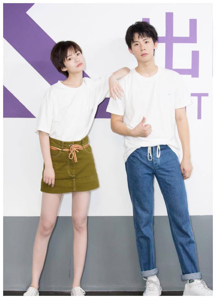 00后李庚希剪短发更美,t恤配短裤美腿好羡慕,比乔英子更时髦