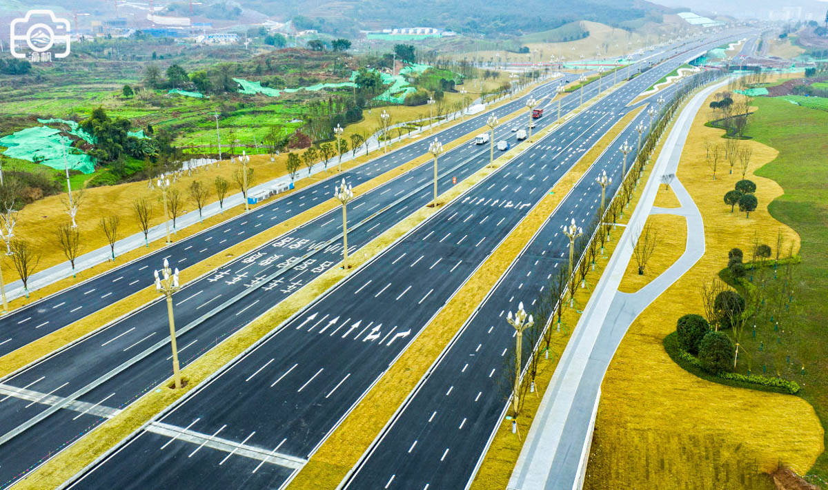 重庆最宽最长的城市主干道，双向16车道，66公里长，比肩天府大道