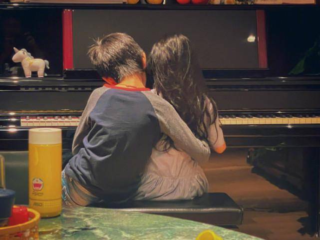 邓超因工做久违归家，等等小花肉麻剖明爸爸，超哥凡尔赛秀幸福