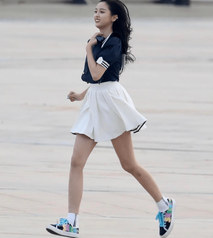 吴宣仪录《奔跑吧8》,路人随手一拍,这腿型真的没用p图特效?