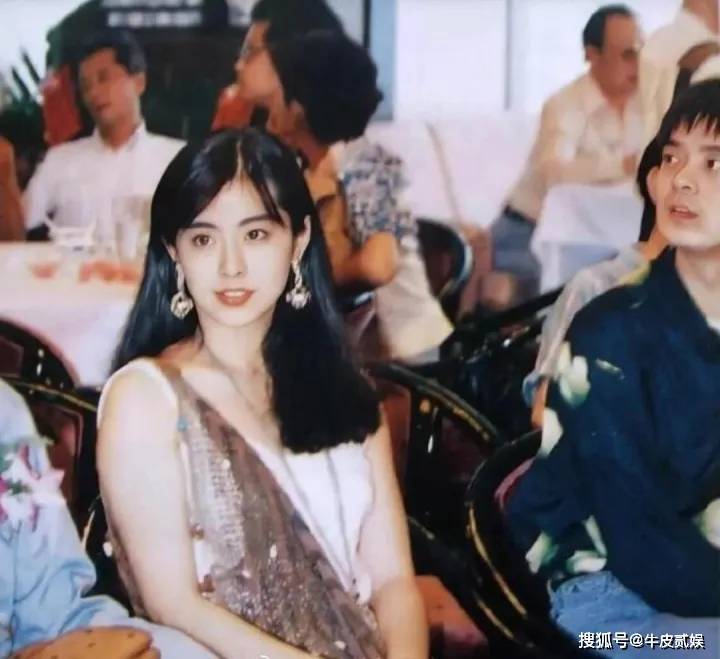 港风女神气质_那些年港片女神的风采_港风妆容穿搭风格