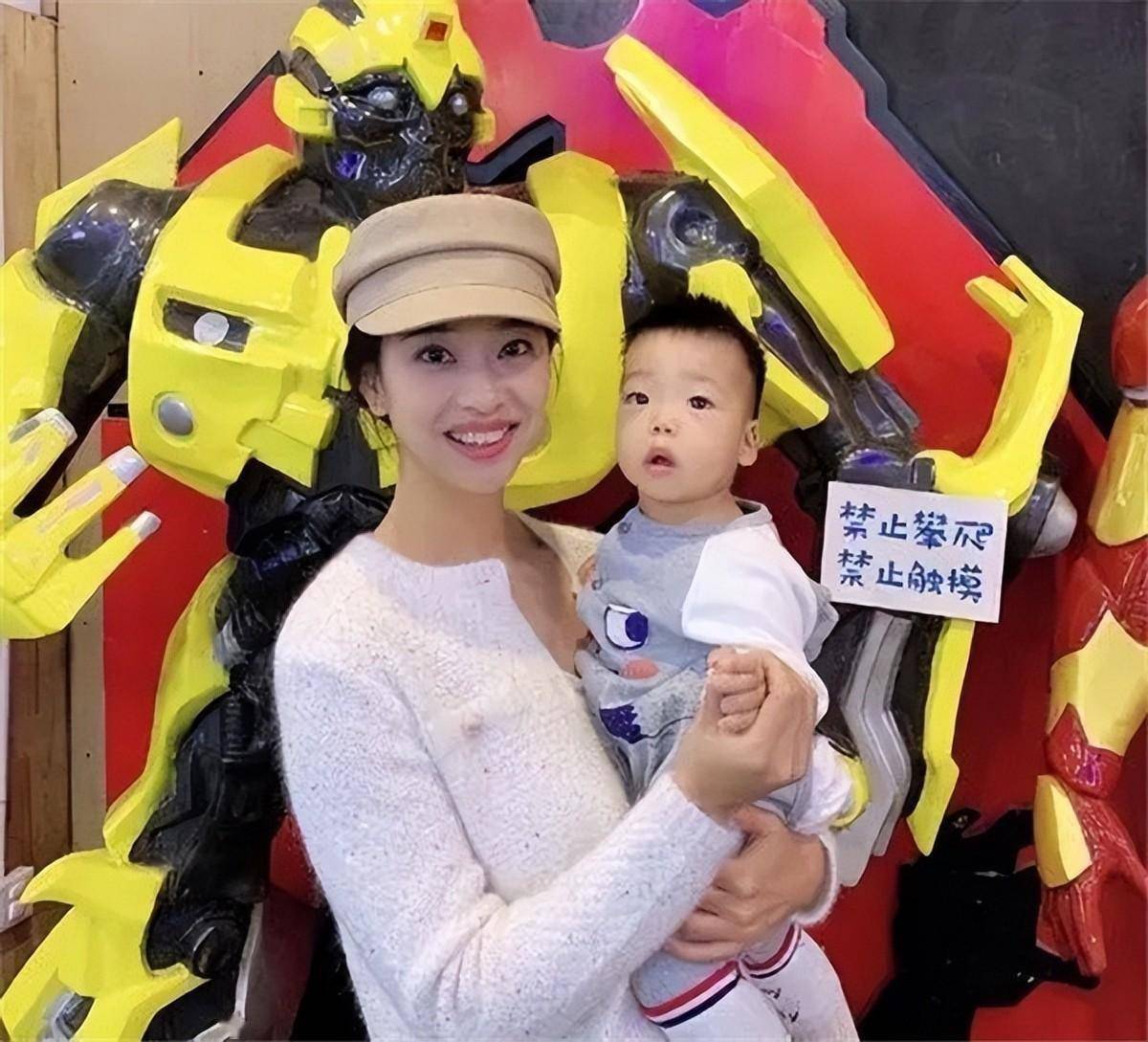 前女排国手33岁近况:嫁2米篮球硬汉继承父业,与儿子亲亲太幸福_王茜