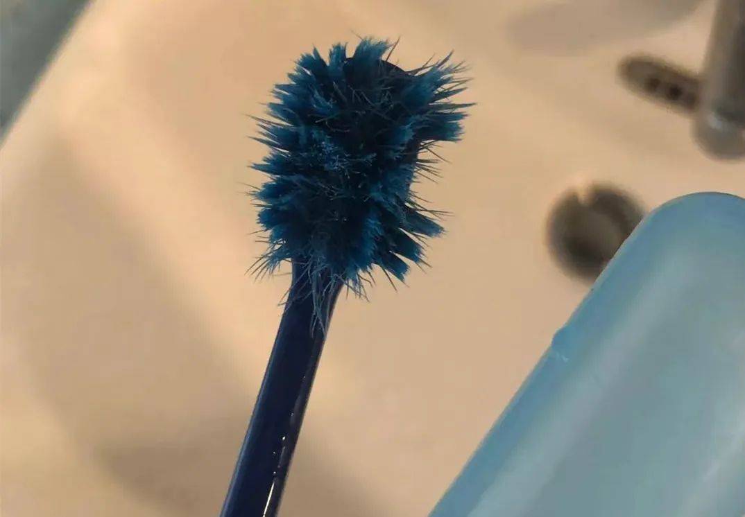 尤其是牙刷炸毛的,更加需要提前更换.