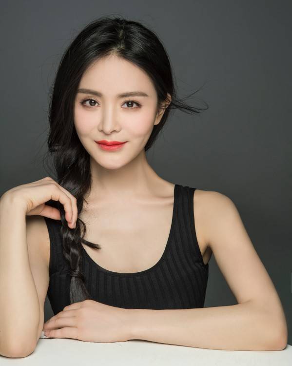 靳东老婆李佳陪儿子上课,大方晒原图照,不施粉黛地露出真颜值_白发_画