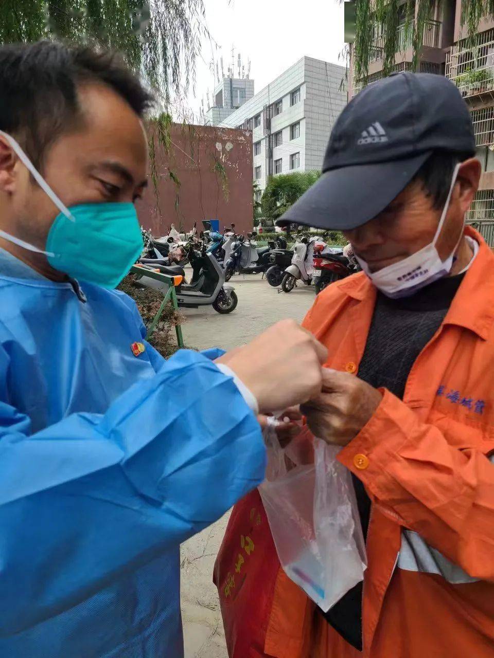 就地转为志愿者,他们在抗疫一线践行初心使命_社区_防疫_工作