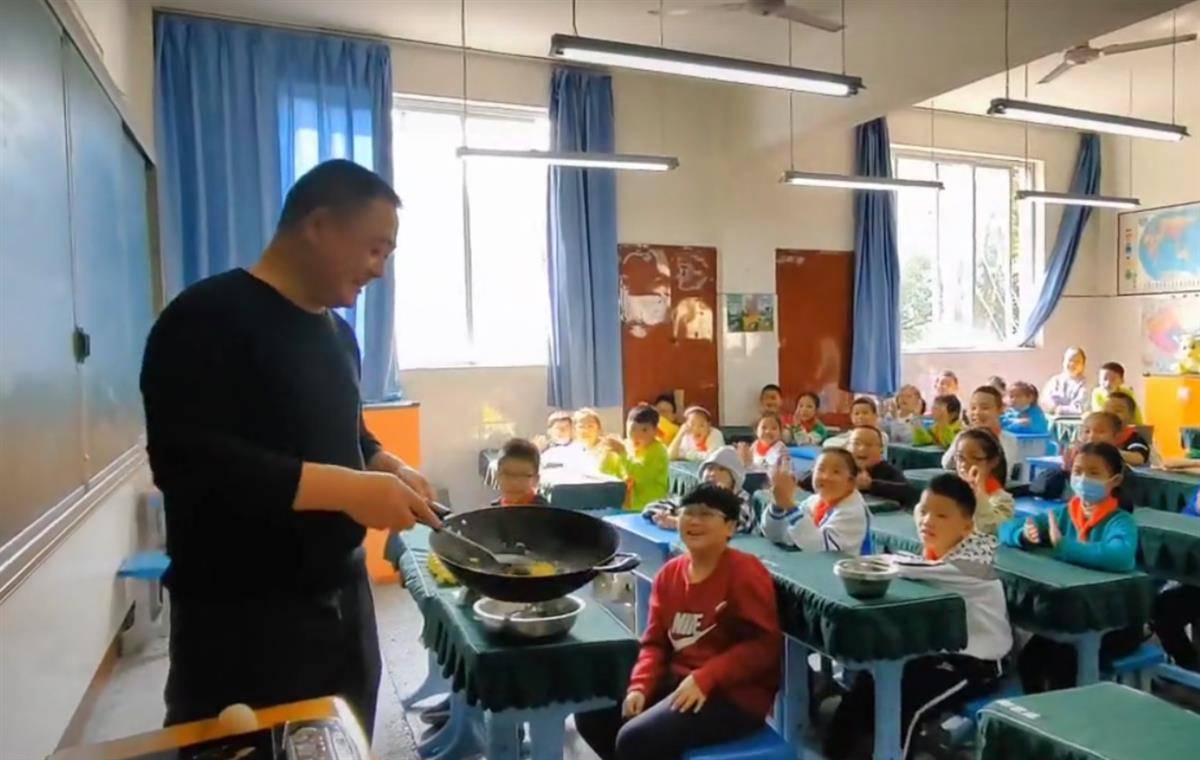 小学老师教孩子做蛋炒饭：还教过包粽子种蔬菜_劳动课_截图_视频