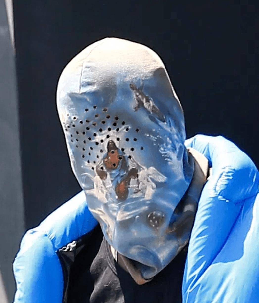 侃爷最新街拍照曝光,新造型吓哭小孩,怪异面具出街回头率高_网友_头套