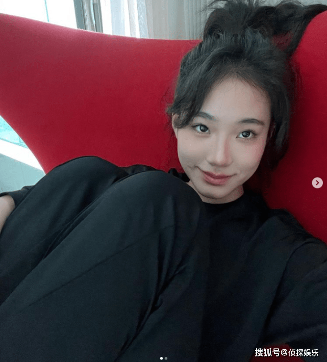 小S二女儿晒自摄影，14岁许韶恩妆发成熟，露齿笑标致诱人星范足