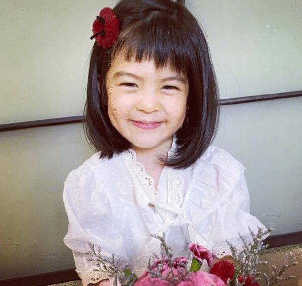 46岁贾静雯晒童年照和妈妈年轻照,孕肚膨大像皮球,bo妞和咘咘太活泼