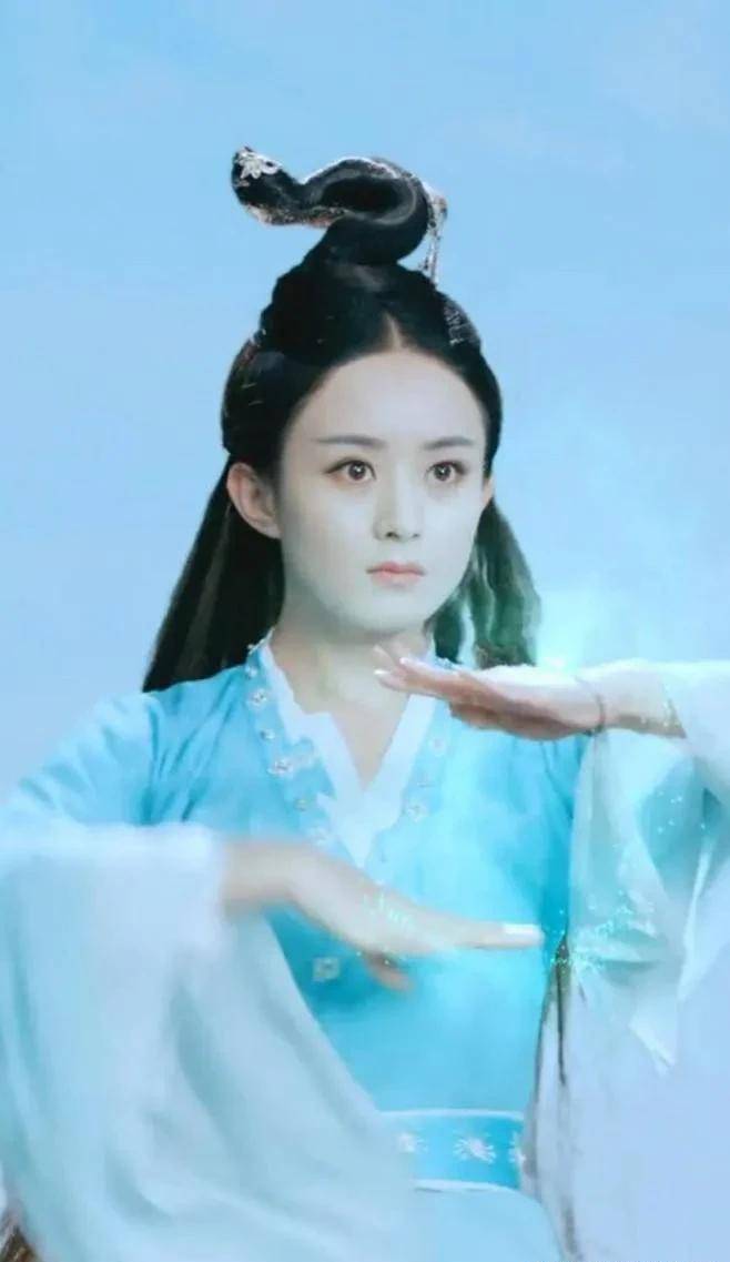 碧瑶的武器为伤心花,是母亲的遗物,在碧瑶六岁那年,小痴带着她去狐