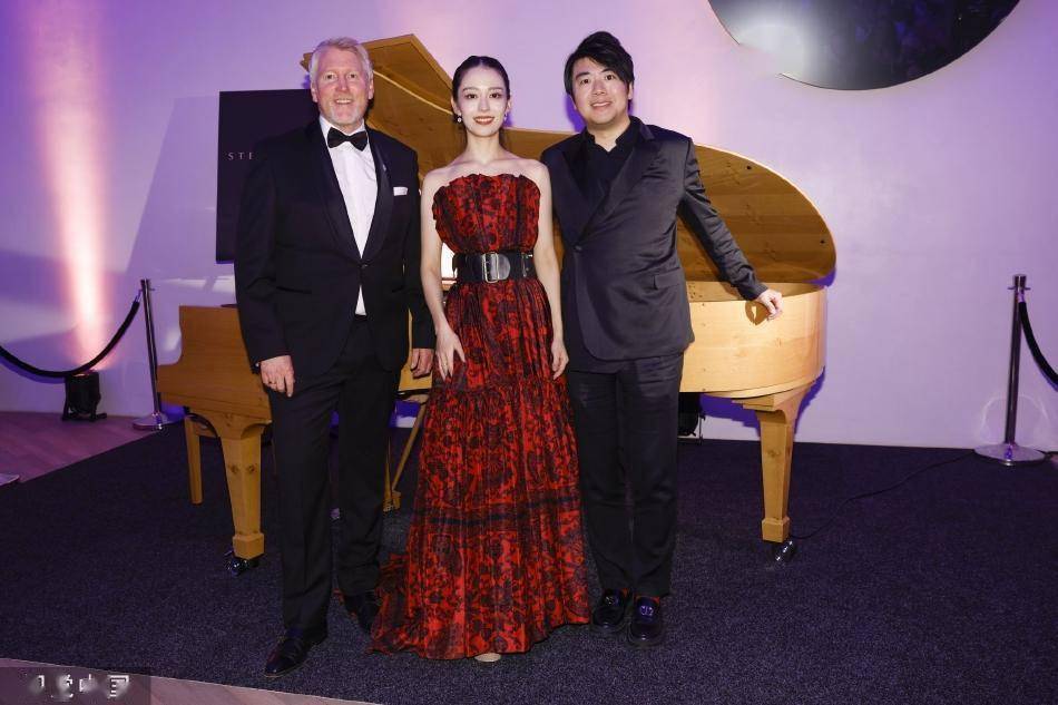 郎朗吉娜出席德国音乐会,一起合奏钢琴曲,夫妻太默契