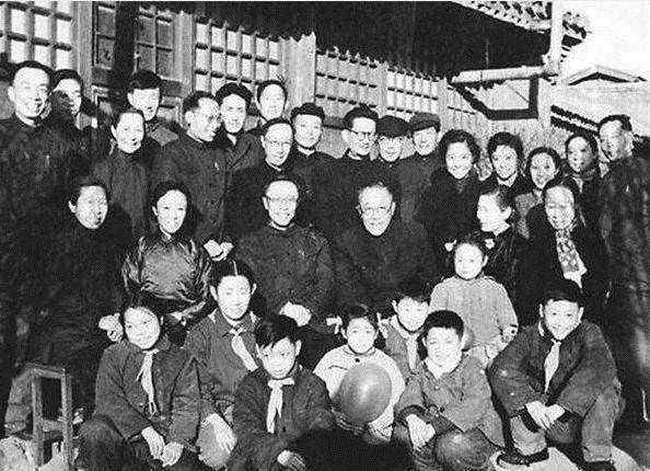 那英父亲与溥仪合照曝光,怪不得被称为大姐大,原来还有这一身份_清朝