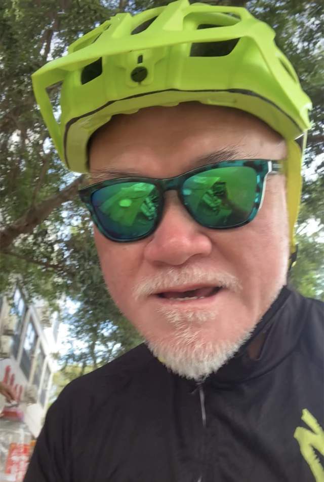 街边吃两块钱的豆腐脑,胡子拉碴状态好_郑恕峰_生活_香港