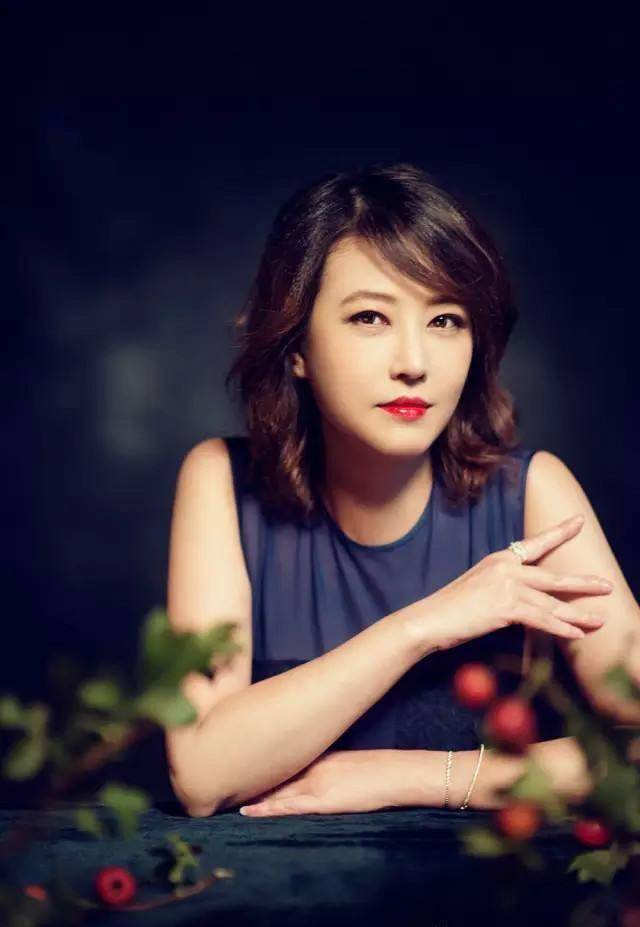 温柔女神至今活跃,如今54岁的周海媚蕙质兰心,她的美丽有四点_魅力