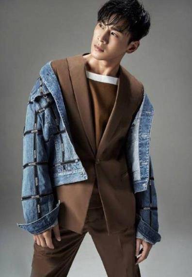 乔振宇:与王丽坤8年感情无疾而终,转身迎娶王倩一,如今好事成双_因为