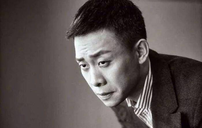 2006年,《乔家大院》的片场,胡导摸着张译的头说,一个男演员,到28岁再