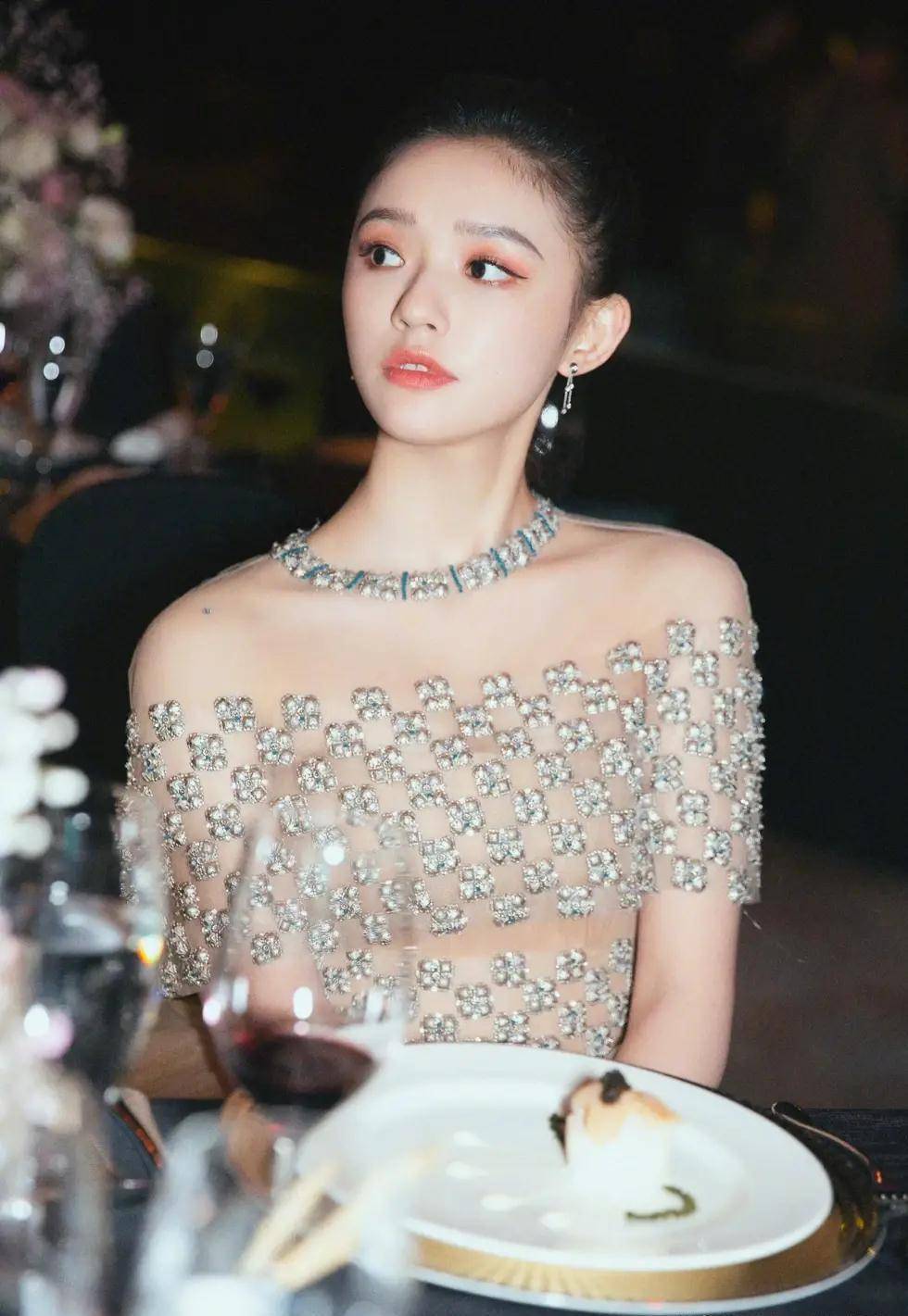 衣品时好时坏的林允,这次拍摄策划封面翻车不轻,瞬间老了10岁_时尚