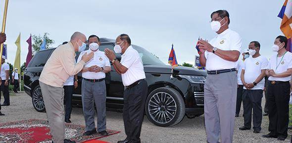 韩桑林向西哈莫尼国王行礼,西哈莫尼国王竟然比韩桑林更谦恭_宣传