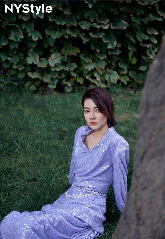 车晓时尚亮片裙登录10月刊封面!