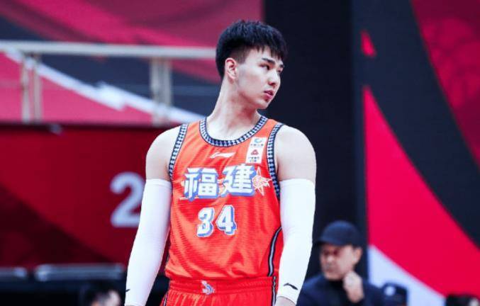 cba名帅下狠手!小王哲林被放弃 或加盟老牌球队_黄艺_内线_福建