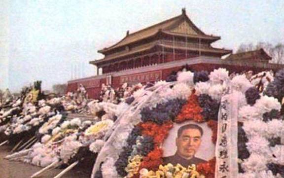“周总理”他去世42年，仍被全中国人铭记怀念，年轻时秒杀所有当红小鲜肉