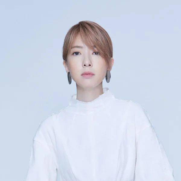 所以怎么说这两对有缘呢,路嘉怡和张震岳交往了7年,路嘉欣就和张震