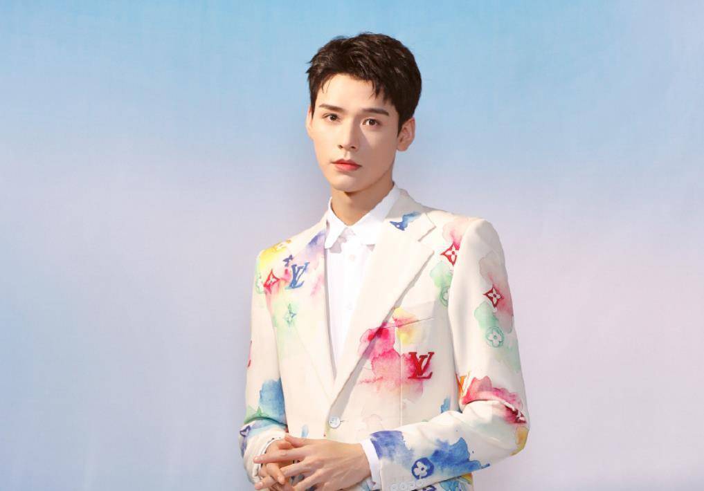 李荣浩晒村痞照,龚俊评论区"彩虹屁"后,李荣浩回应居然有点甜_明星