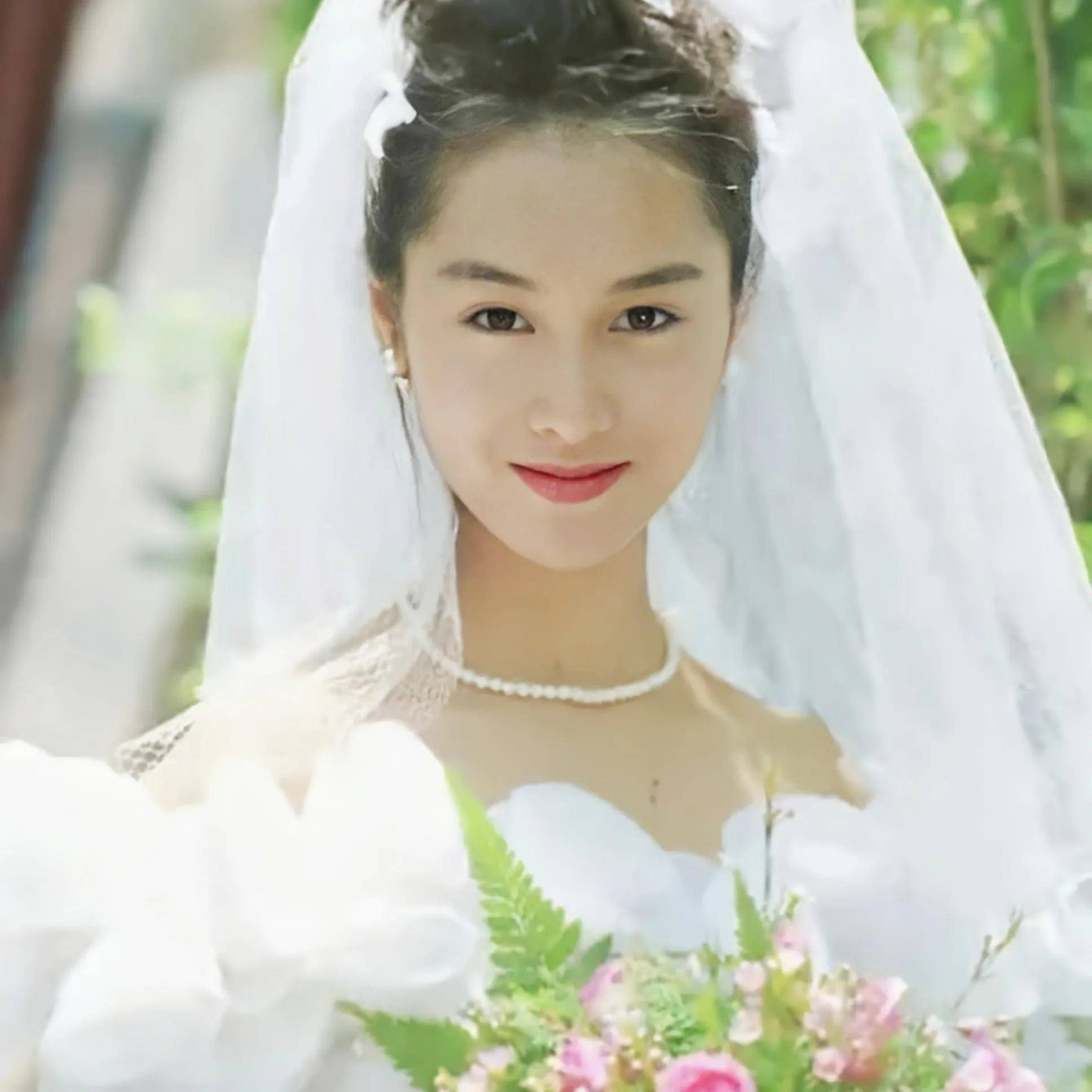 女星婚纱群像,躲得了迪丽热巴和刘亦菲的神颜,躲不掉港风女神_袁咏仪