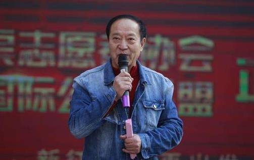 后来51岁的牛群应邀给蒙城的一家牛肉干企业做代言,而蒙城是养牛第一