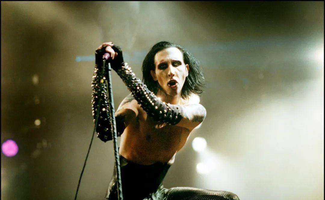 摇滚巨星家暴施虐,11位女性集体声讨_伍德_玛丽莲·曼森_虐待