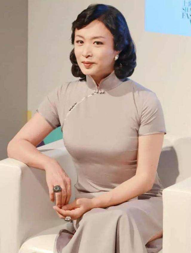 金星越老越有女人味!首次主持火星情报局,穿时尚装美得像贵妇!