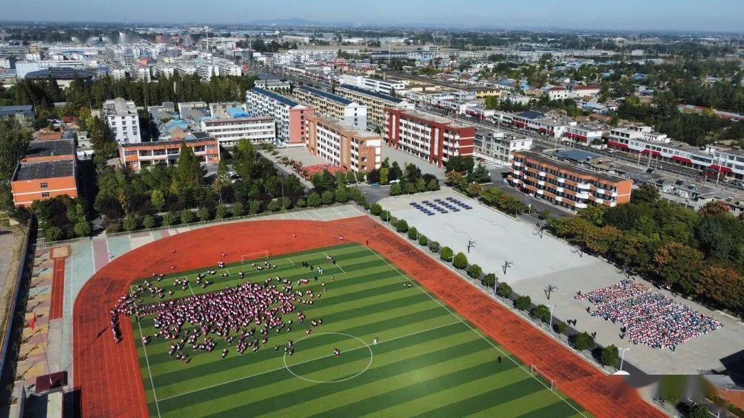 师资力量提升不仅是青年路小学,今年我市共实施新改(扩)建官湖高中,车