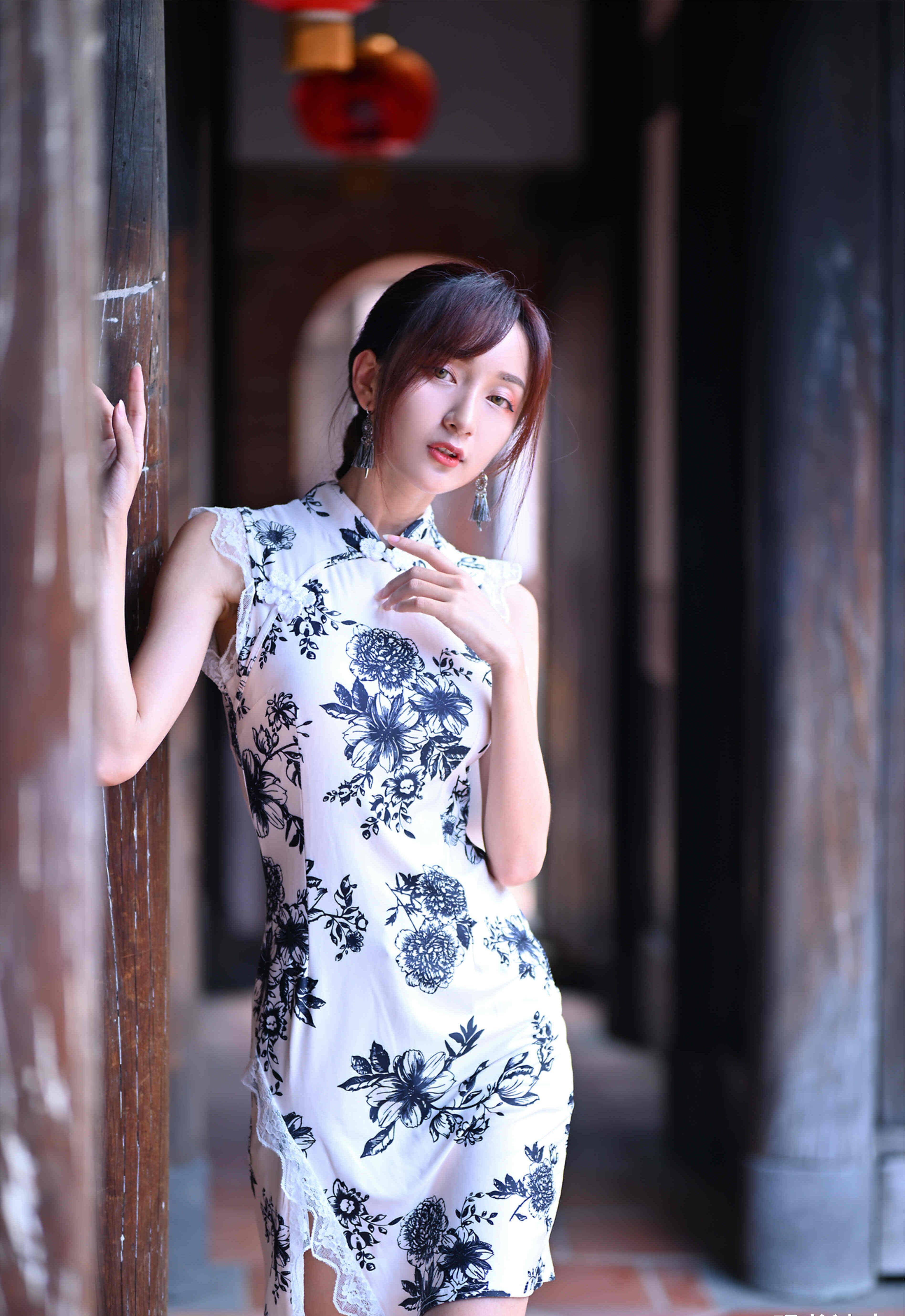 双眸动人的女子穿旗袍,总是显得格外的美丽_身材_才能_旗袍