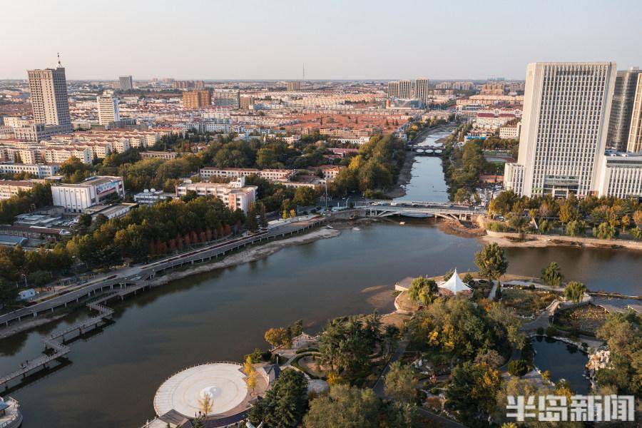 10月24日,即墨区墨河公园里风光正好.