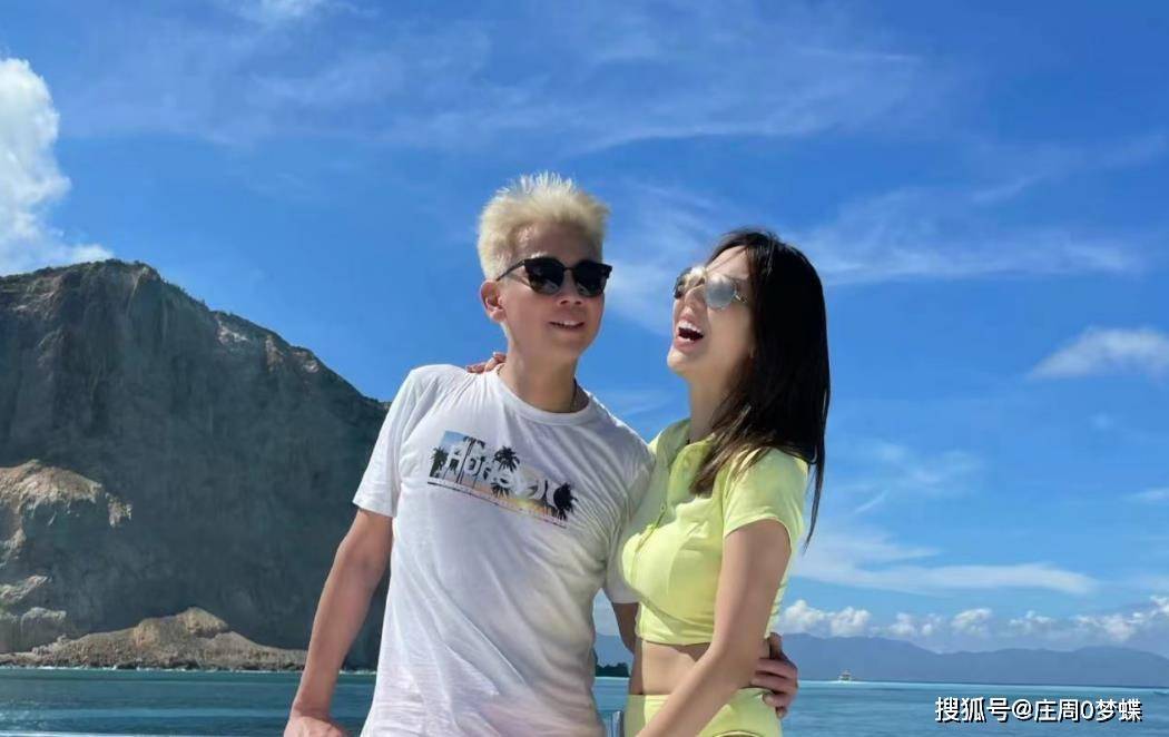 没想到,来了内地演出的时候,18线的小艺人杨子晴,也就按捺不住了.