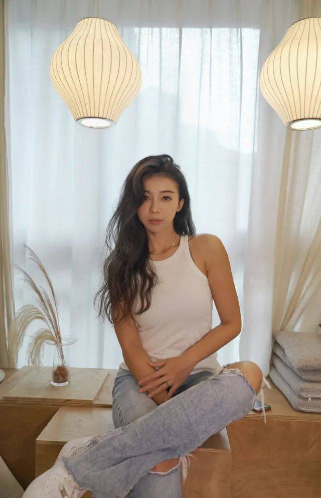 nba第一美女记者晒照,牛仔裤 白上衣,韵味十足,魅力挡不住_张曼源