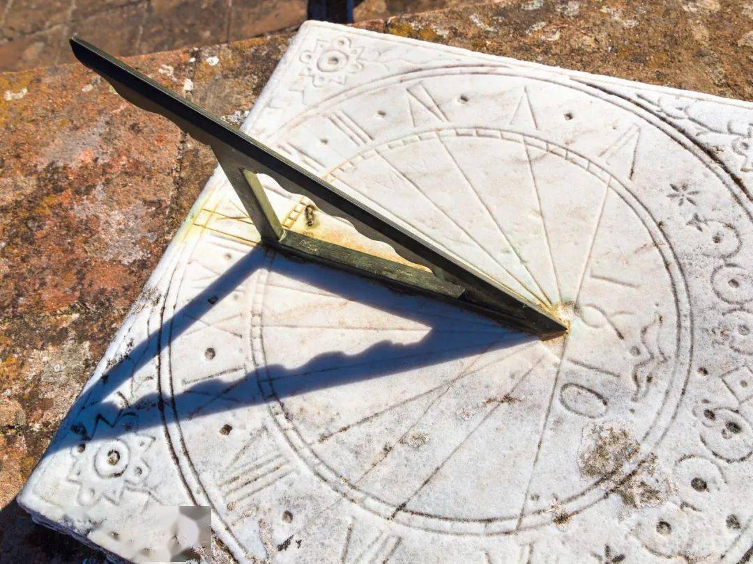 度量日影长度的天文仪器圭表叁日晷,本义是指太阳的影子.