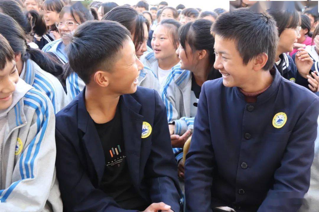 老师先后走进象图乡初级中学,弥沙乡初级中学和老君山镇初级中学,为