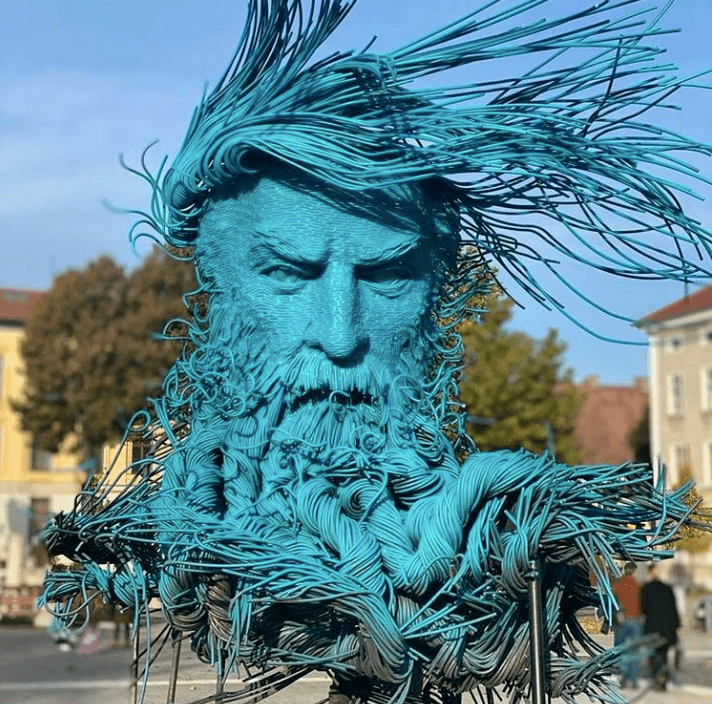 用金属丝编织雕塑,似乎还是比较新鲜的"玩法",其实,很多人应该都见过