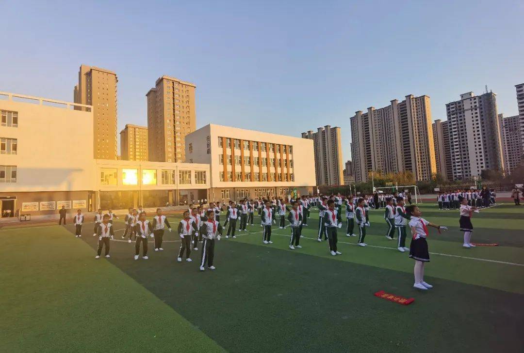 忻州市长征小学(西校区)举行队列队形广播操比赛_动作_广播体操_评分