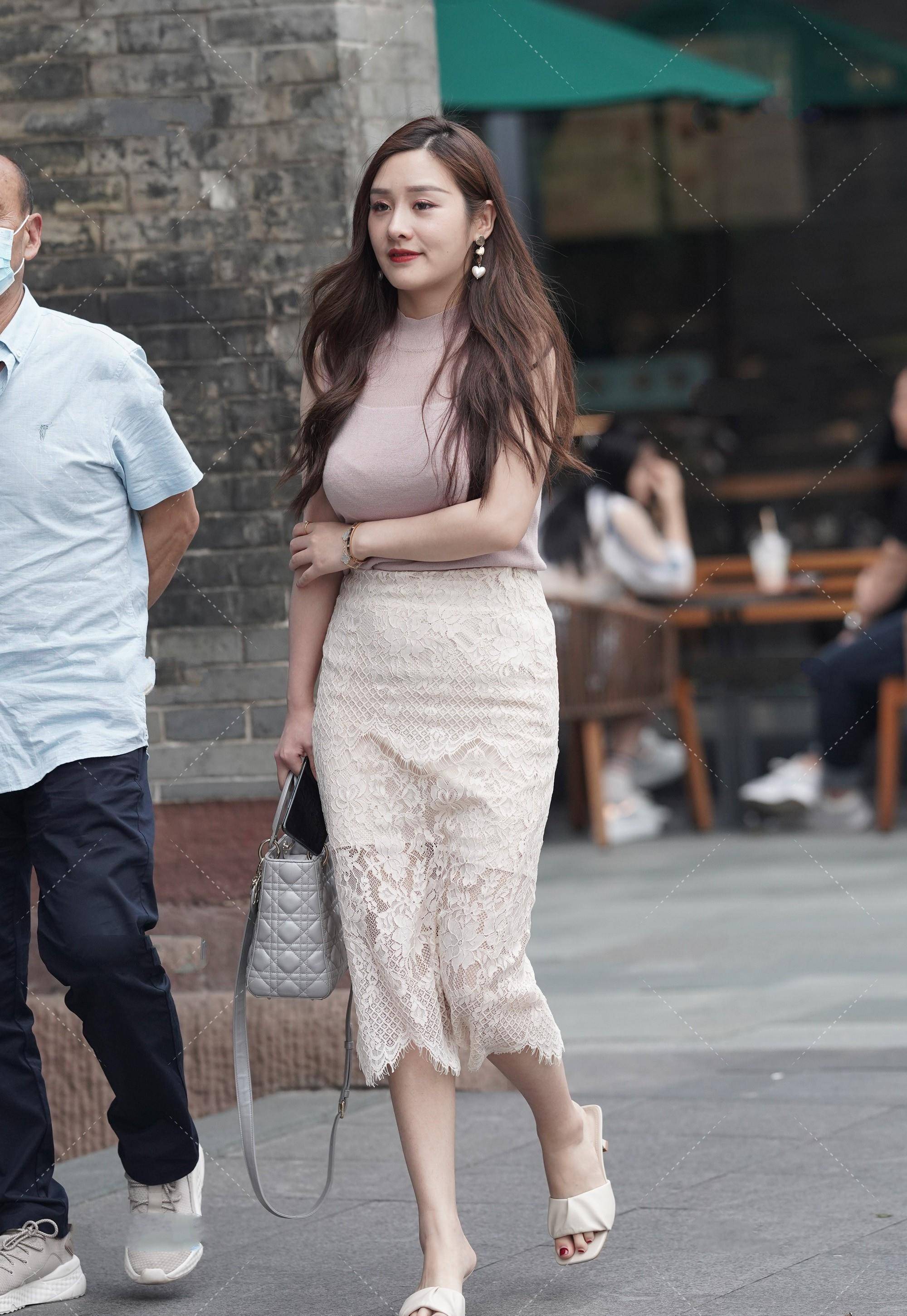 无袖上衣搭配时尚半身裙轻松穿出优雅女人味儿