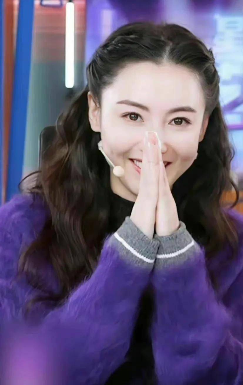 张柏芝42岁状态对比18岁,网友:这才是冻龄女神_牛仔_套装_漂亮