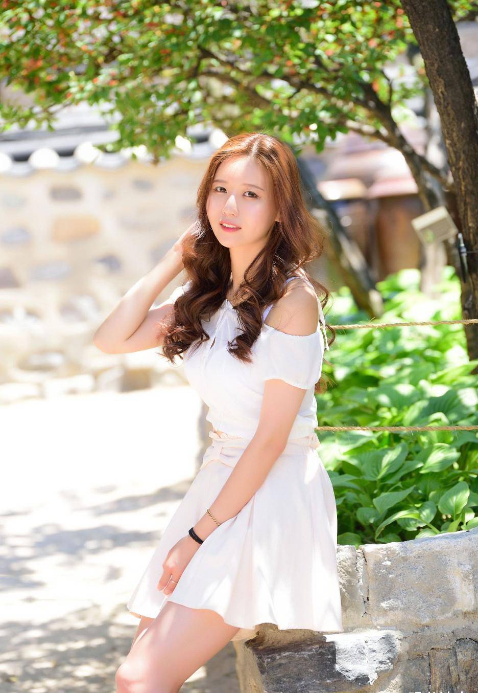 笑容阳光的漂亮女生,三套穿搭里白色裙子最美_女孩子_漂亮_女生