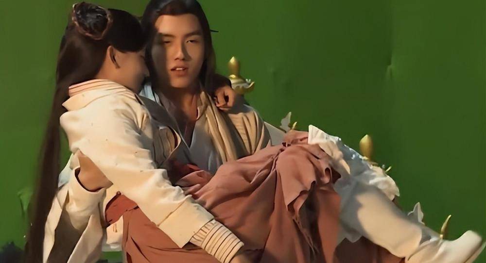 更夸张的曾舜晞,不说抱起女演员走两步了,就连将欧阳娜娜双脚抱离地面