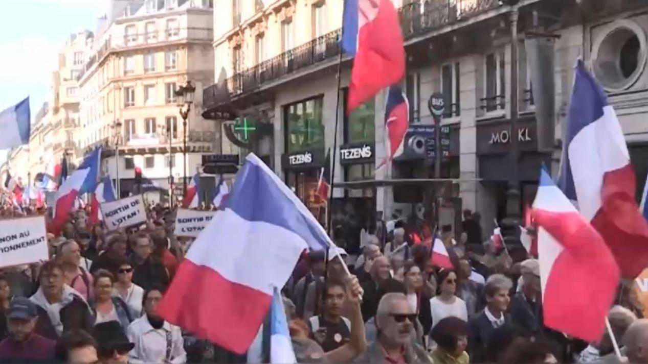 法国人忍不住了，上万人游行，政客讨伐欧盟，马克龙何去何从？