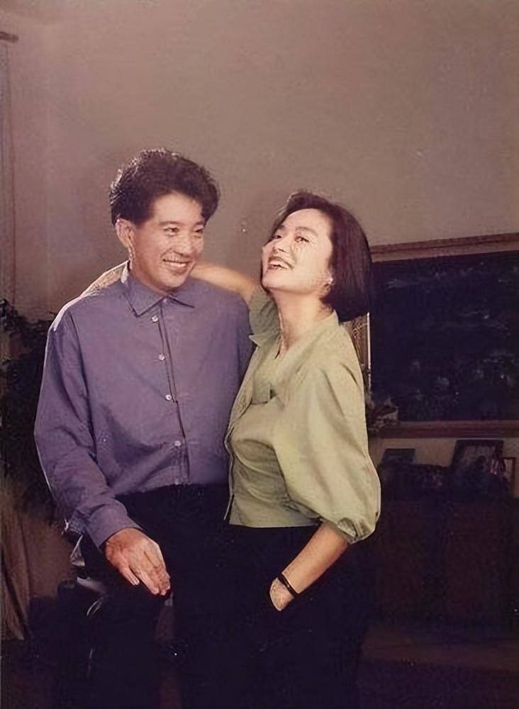 秦汉离开患难妻子40年后:儿子不像他,女儿被传是他的新女友