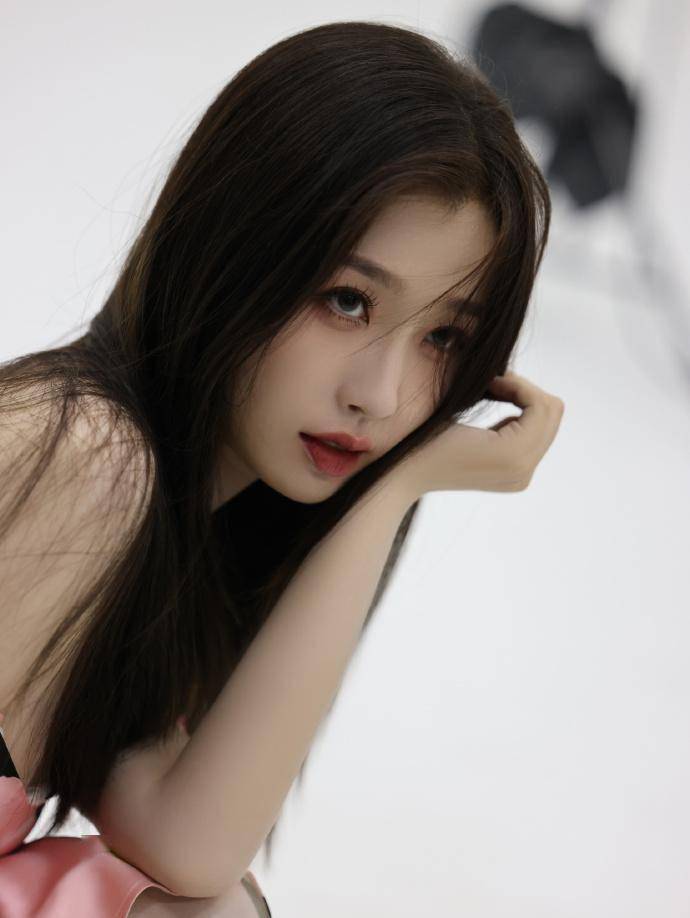 上海甜妹虞书欣秋日花园写真释出!