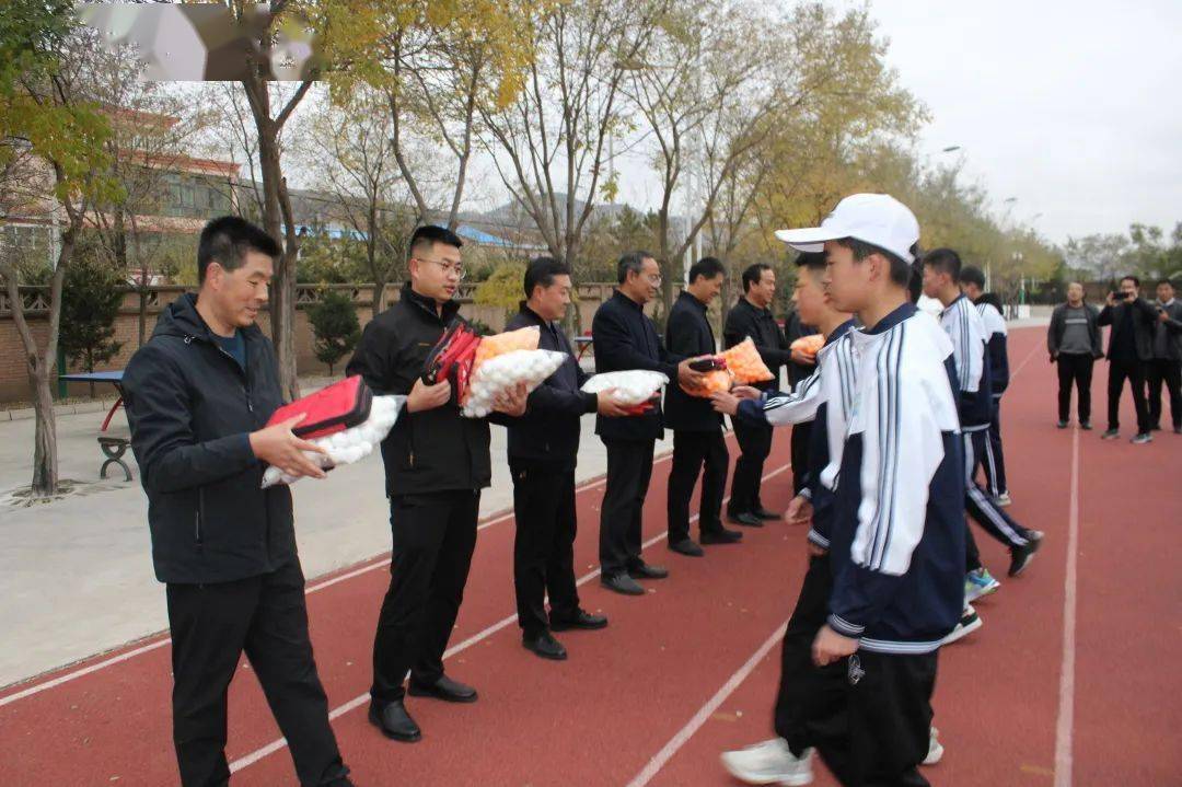 庄浪二中捐赠乒乓球台揭牌仪式_先生_李国刚_新疆